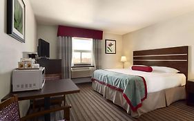 Super 8 By Wyndham Saskatoon Near Downtown